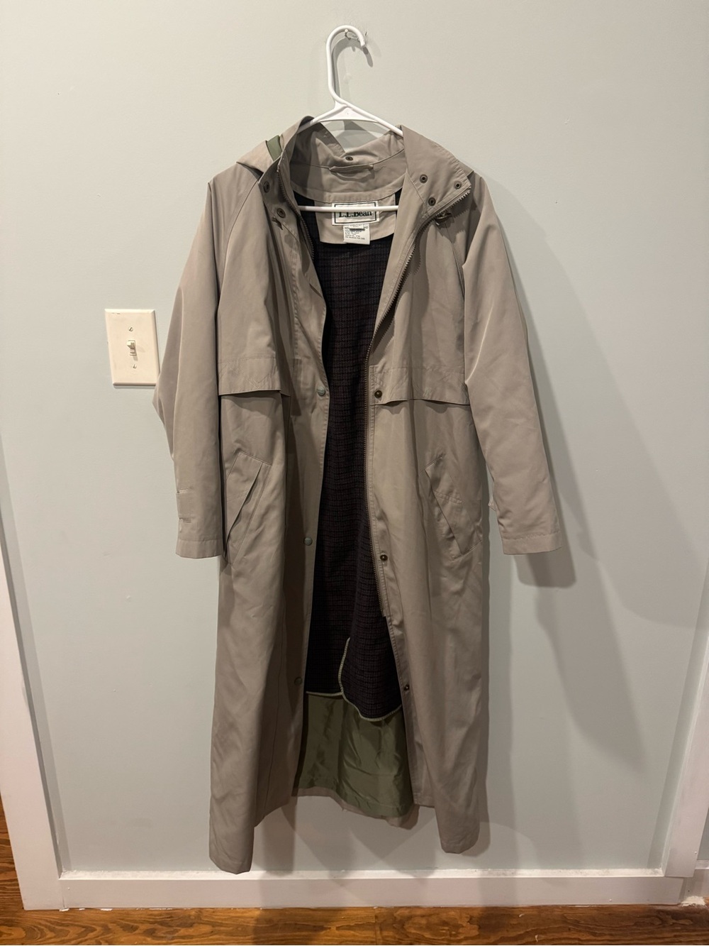 Vintage L.L. Bean Women’s Long Hooded Tench Coat. Removable Hood in Green/Tan